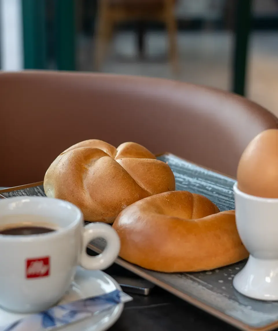 Frühstück mit Semmeln, weichem Ei und Kaffee